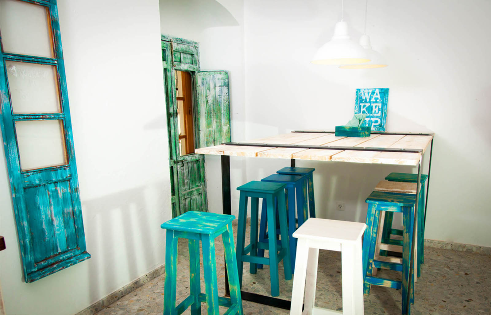 Mesa de la cocina del Hostel Wake Up in Tarifa